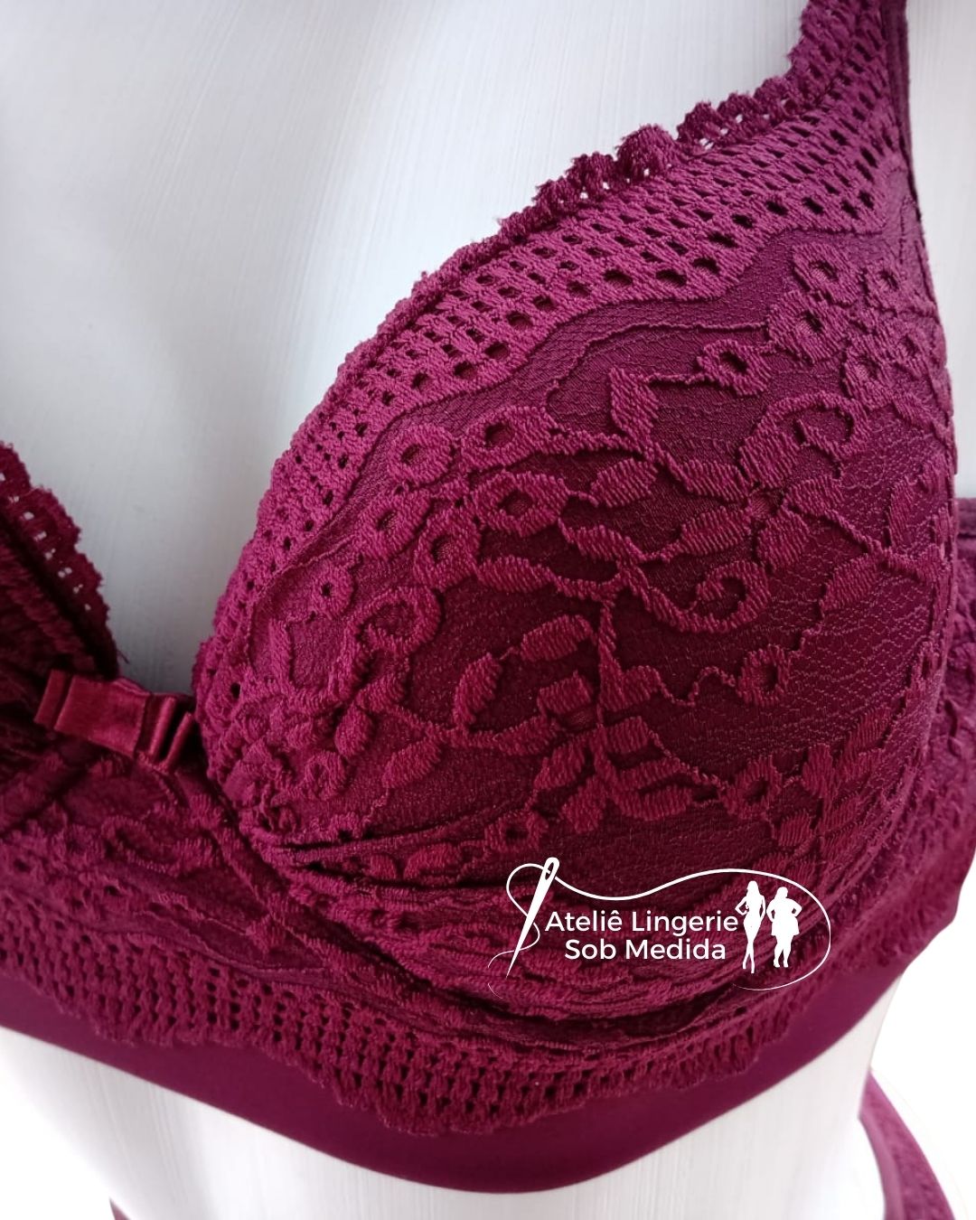 Sutiã estruturado com bojo que modela e valoriza o busto.